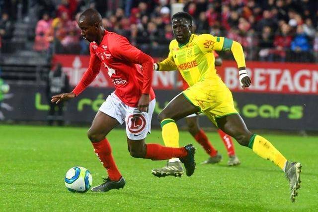  布雷斯特vs巴黎冲突不断，下半场多次中断比赛  