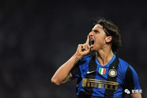  伊布宣布赛季末退役,红黑传奇谢幕战万人空巷  